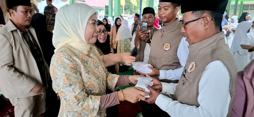 Maulid Nabi di Lembontonara, Ketua PHBI Morut Serahkan Bantuan dan Kukuhkan Pengurus