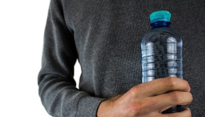 Sering Mengisi Ulang Botol Air Kemasan? 4 Bahaya Ini Perlu Anda Ketahui