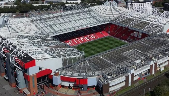 Ingin Punya Bagian dari Old Trafford? Manchester United Kini Jual Rumput Stadion