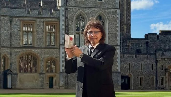 Legenda Black Sabbath Tony Iommi Terima Gelar MBE di Kastil Windsor