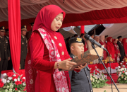 Kenakan Busana dan Selendang Merah, Ketua DPRD Morut Bacakan Teks Proklamasi HUT ke-81 RI