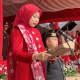Mengenakan Busana dan Selendang Merah, Ketua DPRD Morut Bacakan Teks Proklamasi HUT ke-81 RI