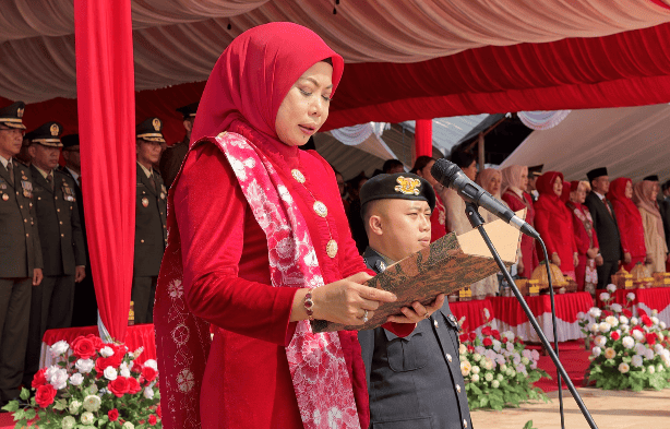 Mengenakan Busana dan Selendang Merah, Ketua DPRD Morut Bacakan Teks Proklamasi HUT ke-81 RI