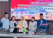 Warda Dg Mamala (tengah) saat memimpin paripurna DPRD Morut dengan membahas sejumlah Raperda. Paripurna dihadiri Sekda dan jajaran Pemkab. (Foto: Ist)