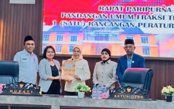 Warda Dg Mamala (tengah) saat memimpin paripurna DPRD Morut dengan membahas sejumlah Raperda. Paripurna dihadiri Sekda dan jajaran Pemkab. (Foto: Ist)