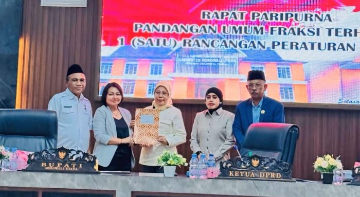 Warda Dg Mamala (tengah) saat memimpin paripurna DPRD Morut dengan membahas sejumlah Raperda. Paripurna dihadiri Sekda dan jajaran Pemkab. (Foto: Ist)