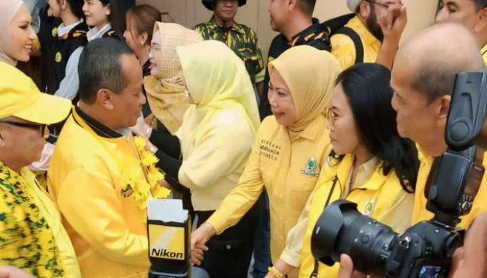 Politisi Warda Dg Mamala Ikut Menjemput Kedatangan Ketum Golkar Bahlil Lahadalia