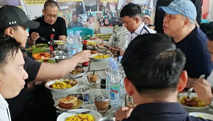 Ahmad Ali Temani Ketum PSI Kaesang Sarapan Nasi Kuning Palu