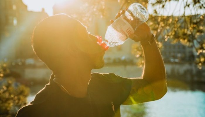 Cuaca Makin Panas? Hindari 4 Jenis Minuman Ini Bisa Memperparah Dehidrasi