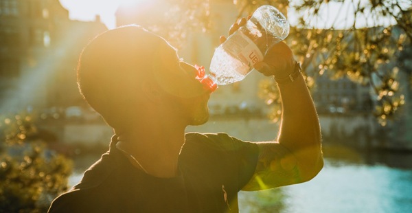 Cuaca Makin Panas? Hindari 4 Jenis Minuman Ini Bisa Memperparah Dehidrasi