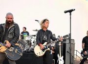 Billie Joe Armstrong dan Travis Barker Bersatu, Supergrup The Cretin Family Rayakan 50 Tahun Ramones