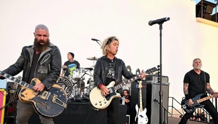 Billie Joe Armstrong dan Travis Barker Bersatu, Supergrup The Cretin Family Rayakan 50 Tahun Ramones