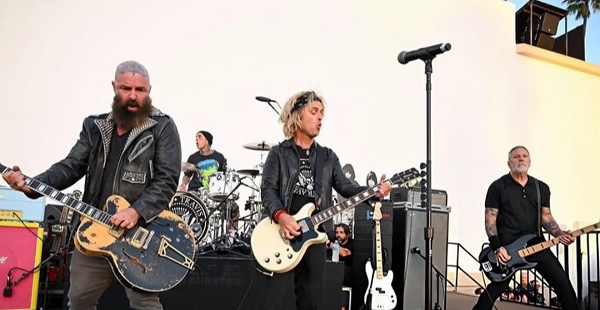Billie Joe Armstrong dan Travis Barker Bersatu, Supergrup The Cretin Family Rayakan 50 Tahun Ramones