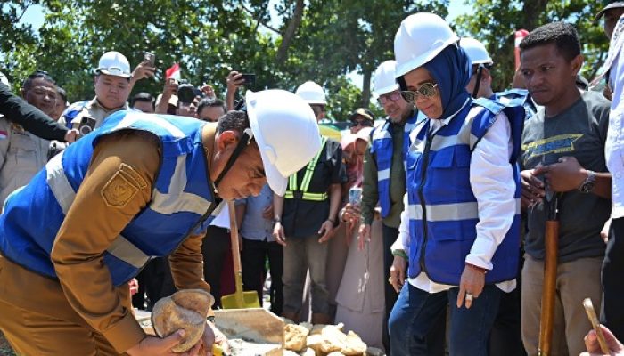 Bangun Kawasan Pesisir Terintegrasi, Anwar Hafid Letakkan Batu Pertama Kampung Nelayan Merah Putih di Bunobogu