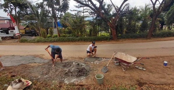 Warda Dg Mamala Sumbang Semen, Warga Gotong Royong Perbaiki Jalan di Kolonodale