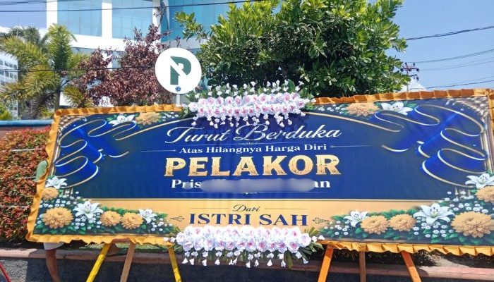 Heboh, Karangan Bunga Dugaan Selingkuh Muncul di Depan Kantor Bank Sulteng