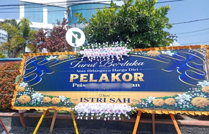 Heboh, Karangan Bunga Dugaan Selingkuh Muncul di Depan Kantor Bank Sulteng