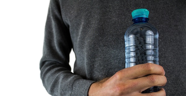 Sering Mengisi Ulang Botol Air Kemasan? 4 Bahaya Ini Perlu Anda Ketahui