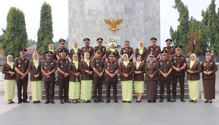 HUT Kejaksaan ke-81, Kajati Sulteng Pimpin Ziarah dan Tabur Bunga