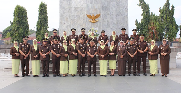 HUT Kejaksaan ke-81, Kajati Sulteng Pimpin Ziarah dan Tabur Bunga di Taman Makam Pahlawan
