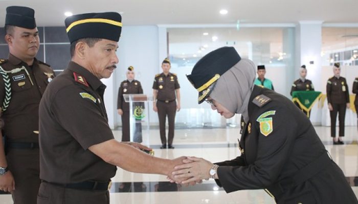 Kajati Sulteng Lantik Rosdianah HK sebagai Koordinator