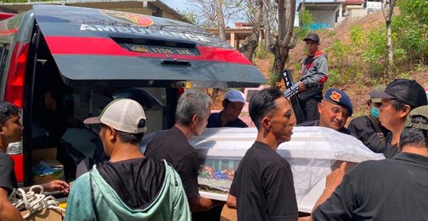 Brimob Polda Sulteng Bantu Proses Pemakaman Warga melalui Madago Respon