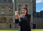 Legenda Black Sabbath Tony Iommi Terima Gelar MBE di Kastil Windsor