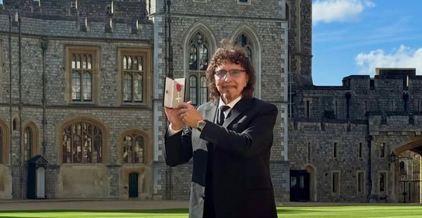Legenda Black Sabbath Tony Iommi Terima Gelar MBE di Kastil Windsor