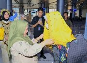 Tiba di Bumi Tadulako, Komisi IX DPR RI Disambut dengan Adat Sulteng