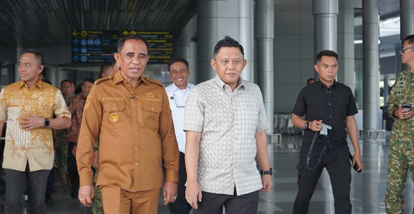 Irjen Rizal Irawan Tiba di Palu, Gubernur Anwar Hafid Sambut Kapolda Baru